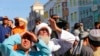 Orang-orang memandangi mayat yang digantung oleh Taliban dari derek di alun-alun utama kota Herat di Afghanistan barat, 25 September 2021. (Foto: AP)