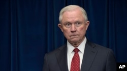 ARSIP – Foto yang diambil pada tanggal 6 Maret 2017 memperlihatkan Jaksa Agung AS, Jeff Sessions, saat menunggu untuk membuat pernyataan di kantor U.S. Customs and Border Protection di Washington, D.C. (foto: AP Photo/Susan Walsh, Arsip) 