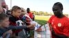 L'attaquant sénégalais Sadio Mane signe des autographes aux fans après une séance d'entraînement de l'équipe nationale de football du Sénégal le 15 juin 2018 à Kaluga, en Russie.