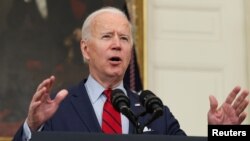 El presidente Joe Biden se dirige a la nación desde la Casa Blanca, el 23 de marzo de 2021, tras un tiroteo que se cobró la vida de diez personas en Boulder, Colorado.