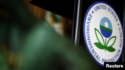 Logo Badan Perlindungan Lingkungan Amerika Serikat (EPA) di kantor pusat EPA, Washington, 11 Juli 2018. (Foto: Reuters)