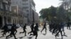 Fuerzas especiales de la policía se despliegan en La Habana, el 11 de julio de 2021, frente a los manifestantes que piden libertad y mejoras económicas en Cuba.