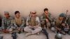 Seorang marinir AS berbincang-bincang dengan para tentara Angkatan Bersenjata Nasional Afghanistan di saat latihan di Provinsi Helmand, Afghanistan, 5 Juli 2017. 