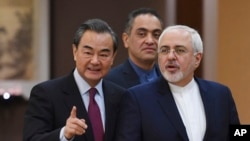 Le ministre iranien des Affaires étrangères Mohammad Javad Zarif (D) avec le ministre chinois des Affaires étrangères Wang Yi pour une conférence de presse conjointe à Beijing, Chine, le 5 décembre 2016. ( ARCHIVES)