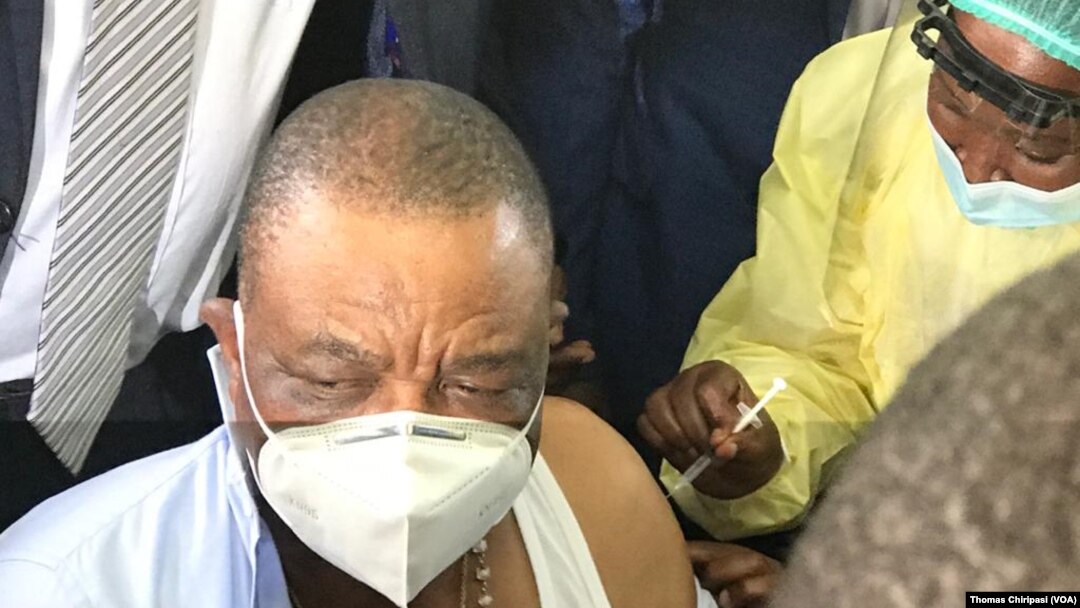 Phó Tổng thống Zimbabwe Constantino Chiwenga được tiêm vaccine Covid-19 Sinopharm của Trung Quốc.