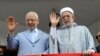 Le vice-président du parti islamiste Ennahda et candidat malheureux à la présidentielle Abdelfattah Mourou, à droite, et le chef du parti islamiste tunisien Ennahda, Rachid Ghannouchi, devant le siège du parti à Tunis, lundi 9 septembre 2019. (AP Photo / Hassene Dridi)