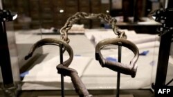 Une pair de menottes est montrée dans la galerie de l'esclavage et de la liberté au musée national de l'histoire et de la culture Africaine-Américaine ouvert le samedi 24 septembre, à Washington DC.