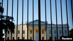 Gedung Putih terlihat dari luar pagar halaman utara di Washington, D.C.