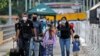 Venezolanos cruzan el Puente Internacional Simón Bolívar desde Venezuela hacia Cúcuta, Colombia, luego de que Colombia reabriera sus fronteras en medio de la nueva pandemia de coronavirus, COVID-19, el 2 de junio de 2021.