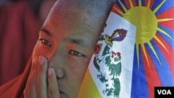 Un monje tibetano durante una demostración la semana pasada en la India.