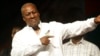 Le président sortant du Ghana, John Dramani Mahama, candidat du Congrès national démocrate fait des gestes à ses partisans lors d'un rassemblement pour l'élection présidentielle au stade sportif d'Accra à Accra, Ghana, le 5 décembre 2016.