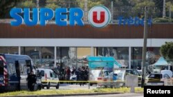 Suasana di sekitar Super U, supermarket di Trebes, Perancis, yang dijaga ketat oleh polisi pasca insiden penyanderaan, 23 Maret 2018.