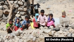 Anak-anak pengungsi Yaman yang terlantar terlihat di kamp pengungsi yang terletak di antara Marib dan Sanaa, Yaman. (Foto: REUTERS/Ali Owidha)