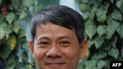 Bác sĩ Phạm Hồng Sơn, người từng bị cầm tù nhiều năm vì đã dịch và phổ biến trên internet bài viết “Thế nào là Dân chủ?” đăng trên website của Bộ Ngoại giao Hoa Kỳ