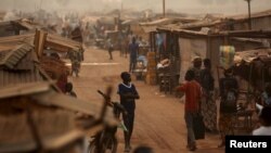 Camp de déplacés Mpoko près de l'aéroport de Bangui en Centrafrique, le 13 février 2016.