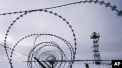 Un guardia fronterizo ucraniano monta guardia en la frontera con Rusia no lejos del pueblo de Hoptivka, Ucrania, el miércoles 2 de febrero de 2022.