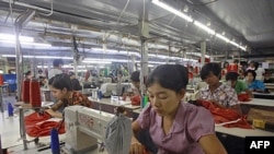 ၂၀၁၂ စက်တင်ဘာတုန်းက အထည်ချုပ်စက်ရုံတွင်လုပ်ကိုင်နေသော အလုပ်သမများ။