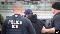Petugas Imigrasi dan Penegakan Bea Cukai AS (ICE) menangkap seorang warga dalam suatu penggerebekan di Los Angeles. (Foto: dok). 