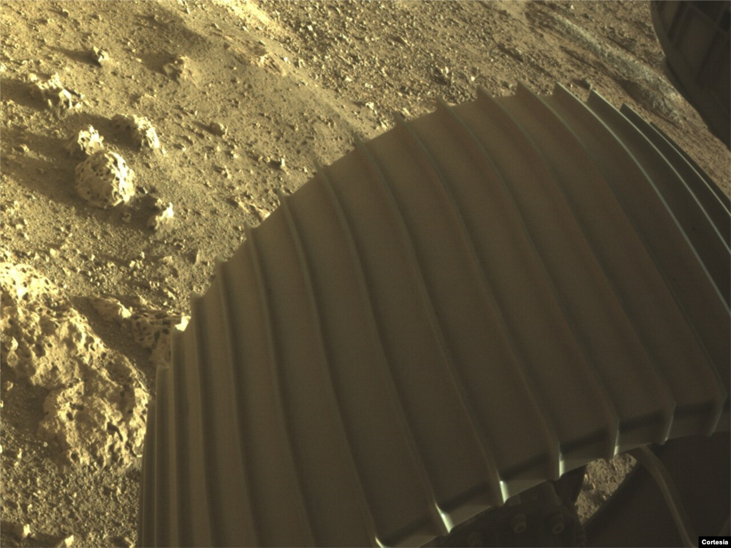 La imagen muestra una de las seis ruedas del rover mars de la NASA, publicada el 19 de febrero de 2021. [Foto NASA/JPL-Caltech]
