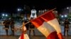 Archivo - Las fuerzas de seguridad hacen guardia mientras un manifestante ondea la bandera de Perú durante una protesta para exigir la disolución del Congreso y elecciones democráticas, rechazando a Dina Boluarte como presidenta de Perú, el 12 de enero de 2023.