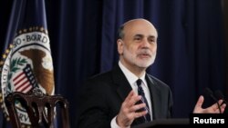 Ketua Bank Sentral AS, Ben Bernanke dalam konferensi pers pasca raker dua hari di Washington DC (25/4)