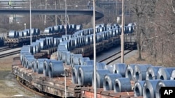 Gulungan baja di atas lori yang membawa keluar dari pabrik baja thyssenkrupp di Duisburg, Jerman, 2 Maret 2018. 