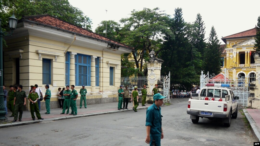 Công an và nhân viên an ninh bên ngoài Tòa án Nhân dân TPHCM. 