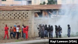 Des manifestants tentent d’affronter la police à Lomé, Togo, 19 août 2017. (VOA/Kayi Lawson)