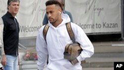 Le Brésilien Neymar quitte l'hôtel pour monter à bord d'un bus en direction de l'aéroport de Kazan, Russie, 7 juillet 2018.