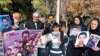 جمعی از خانواده‌های دادخواه و کنشگران مدنی در یادبود جان‌باختگان آبان ۹۸ بر مزار وحید دامور - آرشیو