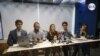 De izquierda a derecha César Rincón, Manuel Parejo, Ronna Rísquez, Héctor Navarro y Mirla Páez; miembros de la red de periodistas e investigadores Monitor de Víctimas, el 27 de julio, en Caracas. [Foto: VOA/Adriana Núñez Rabascall]