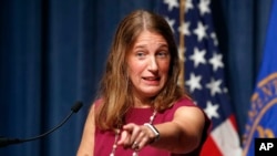 Menteri Kesehatan dan Layanan Masyarakat, Sylvia Burwell, berbicara selama konferensi pers. (foto: AP Photo/Alex Brandon)
