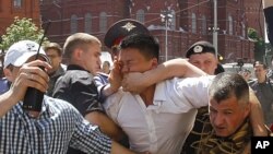 俄罗斯警方对同性恋活动看管严密。图为他们5月28日逮捕活动人士时的情景。