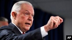 Jaksa Agung AS Jeff Sessions saat menghadiri konferensi pers di Gedung Moakley Federal di Boston, 26 Juli 2018. 