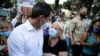 El político venezolano y líder opositor Juan Guaidó, a la izquierda, saluda a sus partidarios durante una consulta organizada por la oposición. Diciembre 12, 2020.