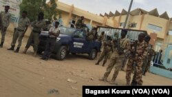 Plusieurs milliers de militaires et paramilitaires ont commencé à voter samedi, la veille de l'élection présidentielle au Tchad