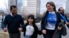El líder de la oposición nicaragüense Félix Maradiaga se reúne con su esposa Berta Valle y su hija Alejandra, en Chantilly, Virginia, el jueves 9 de febrero de 2023.
