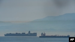 Vista del Clavel, a la derecha, uno de los buques enviados a Venezuela, navegando en aguas internacionales que cruzan el tramo de Gibraltar el 20 de mayo de 2020.