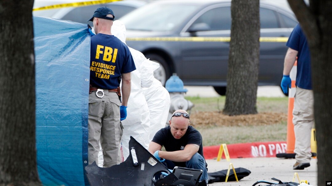 FBI điều tra hiện trường vụ xả súng bên ngoài Trung tâm Culwell Curtis ở Garland, Texas, ngày 4/5/2015.