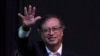 El presidente de Colombia, Gustavo Petro, saluda a su llegada a la reunión entre el gobierno, la cúpula guerrillera del Ejército de Liberación Nacional (ELN) y organizaciones civiles en Bogotá el 3 de agosto de 2023.