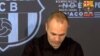 Andrés Iniesta, capitaine emblématique du FC Barcelone, à droite, lors de la signature pour prolonger son contrat, Barcelone, 6 septembre 2017. (Twitter/Leo Messi‏ @messi10stats)