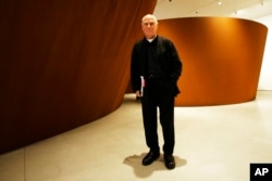 El famoso escultor estadounidense Richard Serra posa para un retrato junto a "Sequence" durante la presentación para la prensa de "Richard Serra Sculpture: Forty Years" en el Museo de Arte Moderno, el 29 de mayo de 2007, en Nueva York.