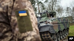 Архівне фото: український військовий під час навчань в Німеччині (AP Photo/Gregor Fischer, File)
