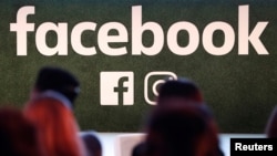 Logo Facebook tampak pada konferensi Facebook di Brussels, Belgia, 23 Januari 2018 (foto: REUTERS/Yves Herman)