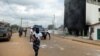 La police gabonaise, patrouillant dans les rues après les manifestations post-électorales à Libreville, Gabon, 1 septembre 2016.