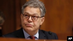 Franken enfrenta ya una investigación de ética en el Senado pero la nueva acusación potencialmente más dañina para Franken porque ese incidente habría ocurrido cuando él estaba ya en la política.