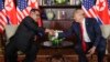 Le président des États-Unis, Donald Trump, serre la main du dirigeant nord-coréen Kim Jong Un lors de leurs premières rencontres au resort de Capella sur l'île de Sentosa, le 12 juin 2018 à Singapour.