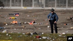 Policajac na mestu pucnjave u Kanzas Sitiju, 14. februar 2024. (AP Photo/Charlie Riedel)
