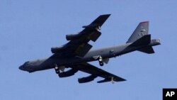 美军一架B-52战略轰炸机在关岛上空飞行。