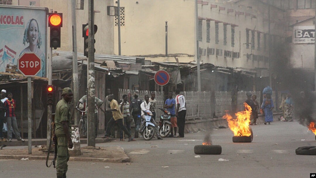 Dân chúng đốt lốp xe ủng hộ vụ nổi loạn ở Bamako, Mali, ngày 22/3/2012